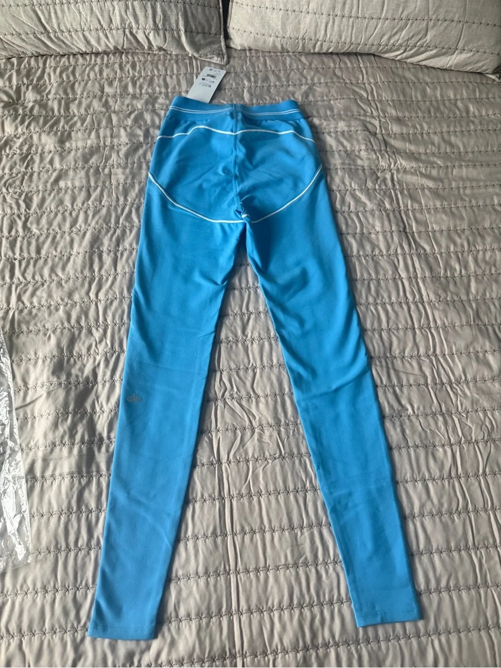 Alo Yoga Airbrush High-Waist Heart Throb Leggings in Azure Blue/White, size XS.